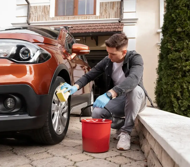Lavage auto à domicile Lespinasse : professionnel intervenant sur un véhicule